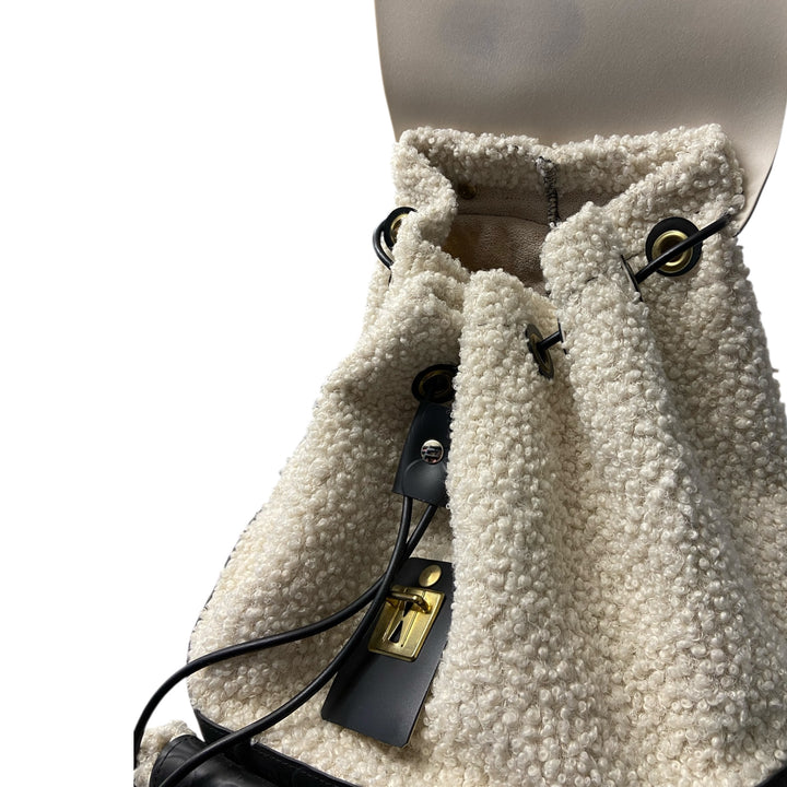 Secchiello Zaino Trudy SecondHand è un modello iconico dal carattere deciso, che unisce funzionalità e design contemporaneo