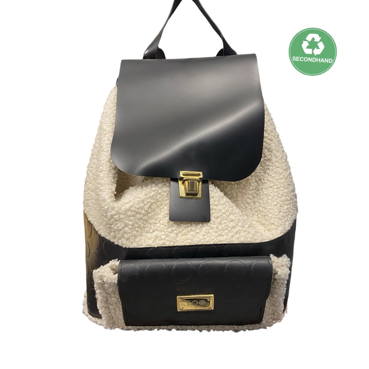 Secchiello Zaino Trudy SecondHand è un modello iconico dal carattere deciso, che unisce funzionalità e design contemporaneo