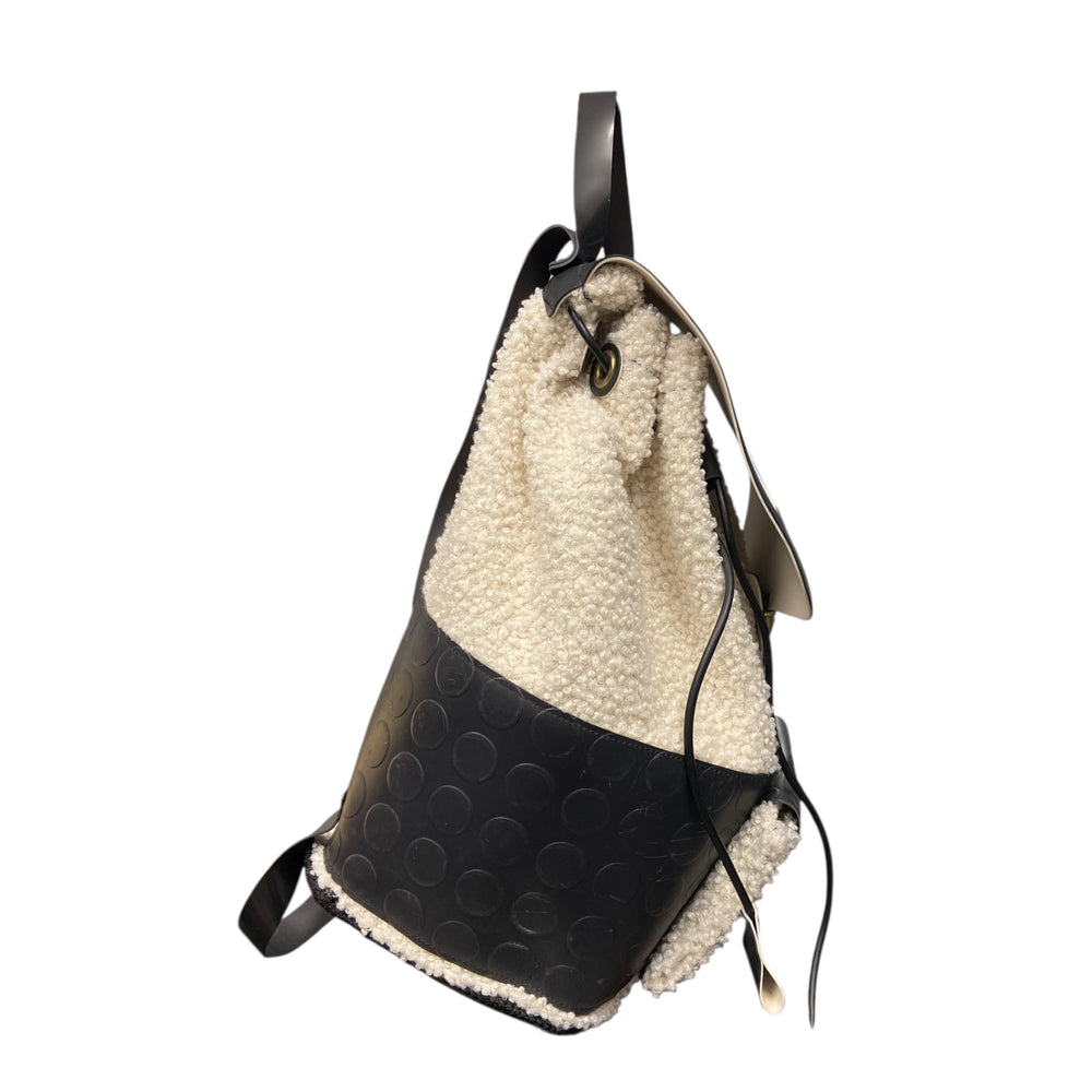 Secchiello Zaino Trudy SecondHand è un modello iconico dal carattere deciso, che unisce funzionalità e design contemporaneo