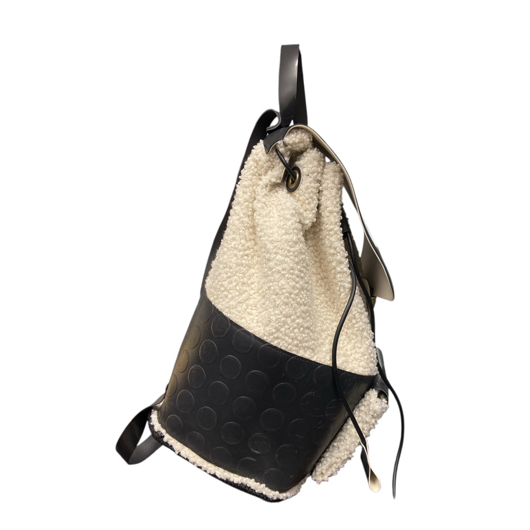 Secchiello Zaino Trudy SecondHand è un modello iconico dal carattere deciso, che unisce funzionalità e design contemporaneo