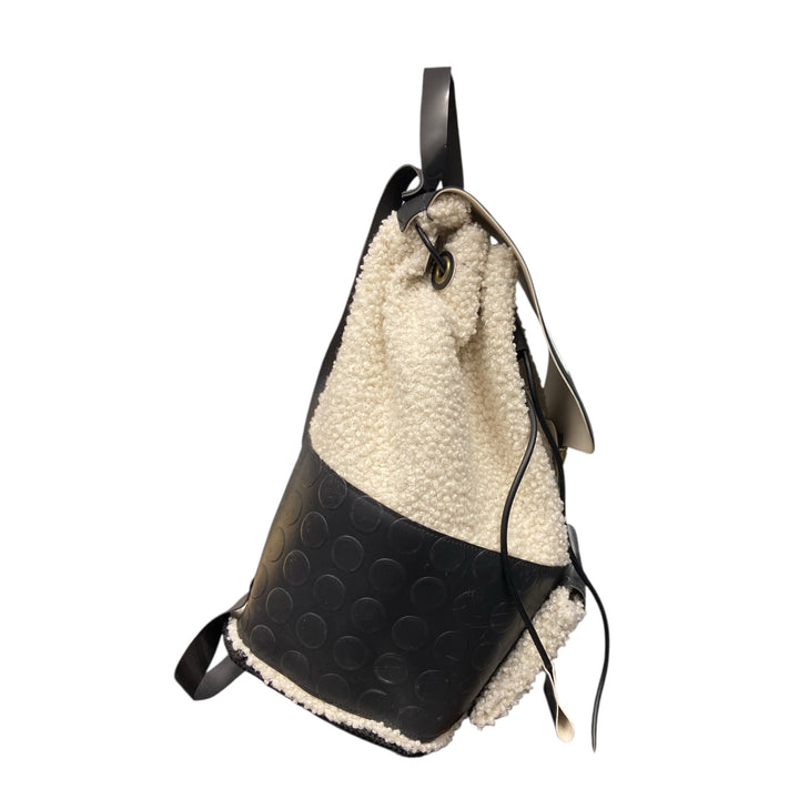 Secchiello Zaino Trudy SecondHand è un modello iconico dal carattere deciso, che unisce funzionalità e design contemporaneo