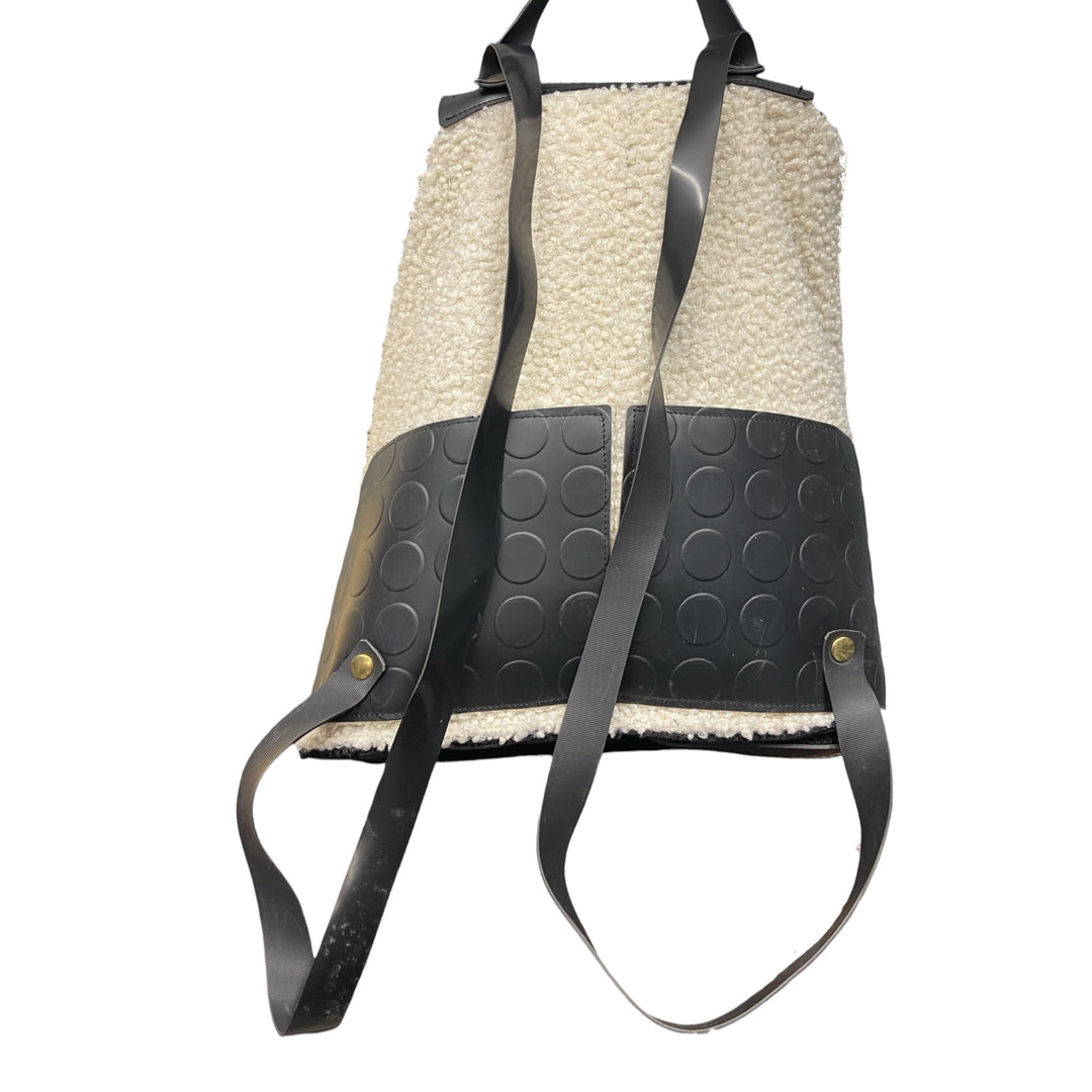 Secchiello Zaino Trudy SecondHand è un modello iconico dal carattere deciso, che unisce funzionalità e design contemporaneo