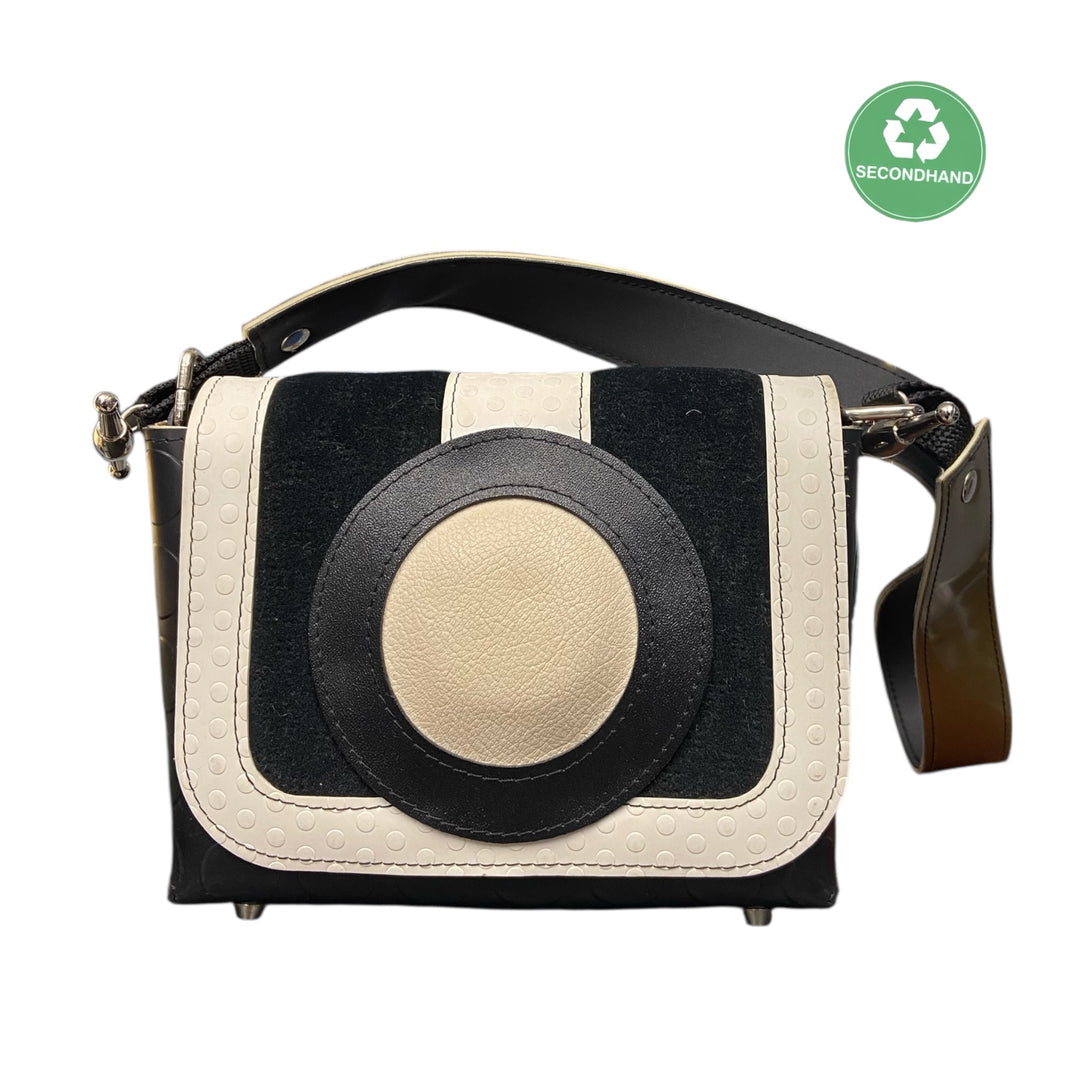 Box Moon SecondHand, borsa iconica che unisce geometrie decise e materiali a contrasto.