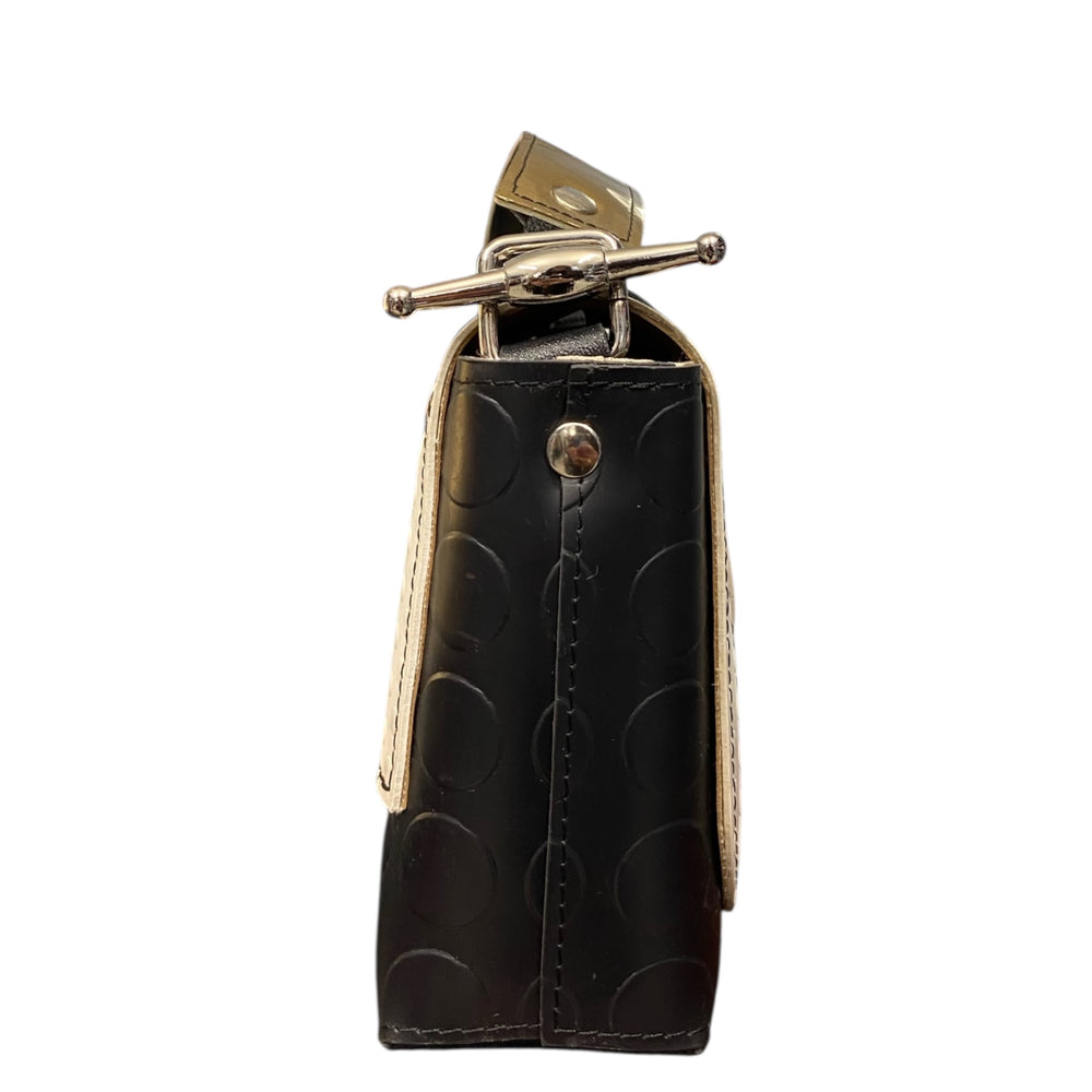 Box Moon SecondHand, borsa iconica che unisce geometrie decise e materiali a contrasto.