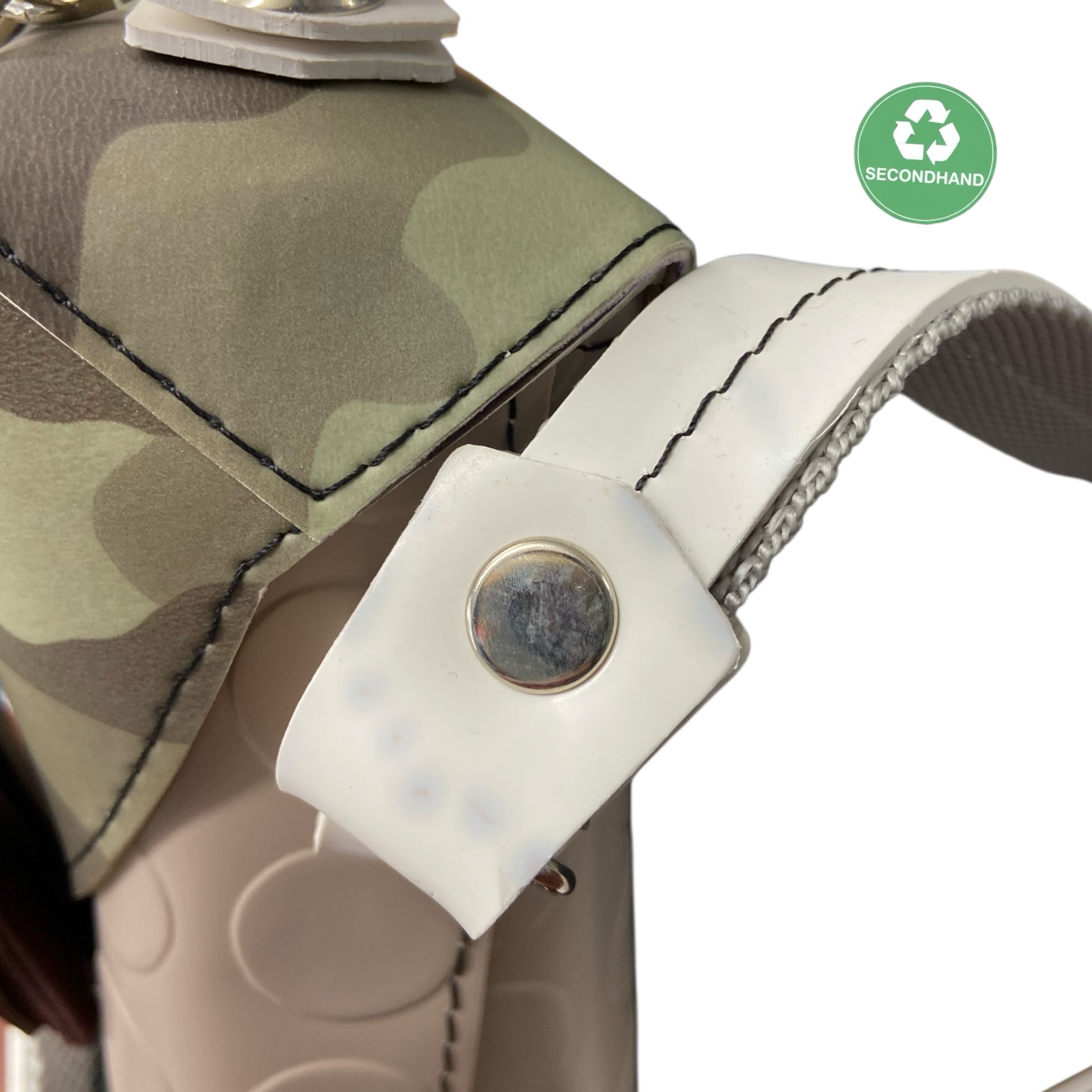Box Militare è una box dal design strutturato che unisce l’anima strong del camouflage a dettagli chiari che la rendono originale e contemporanea.