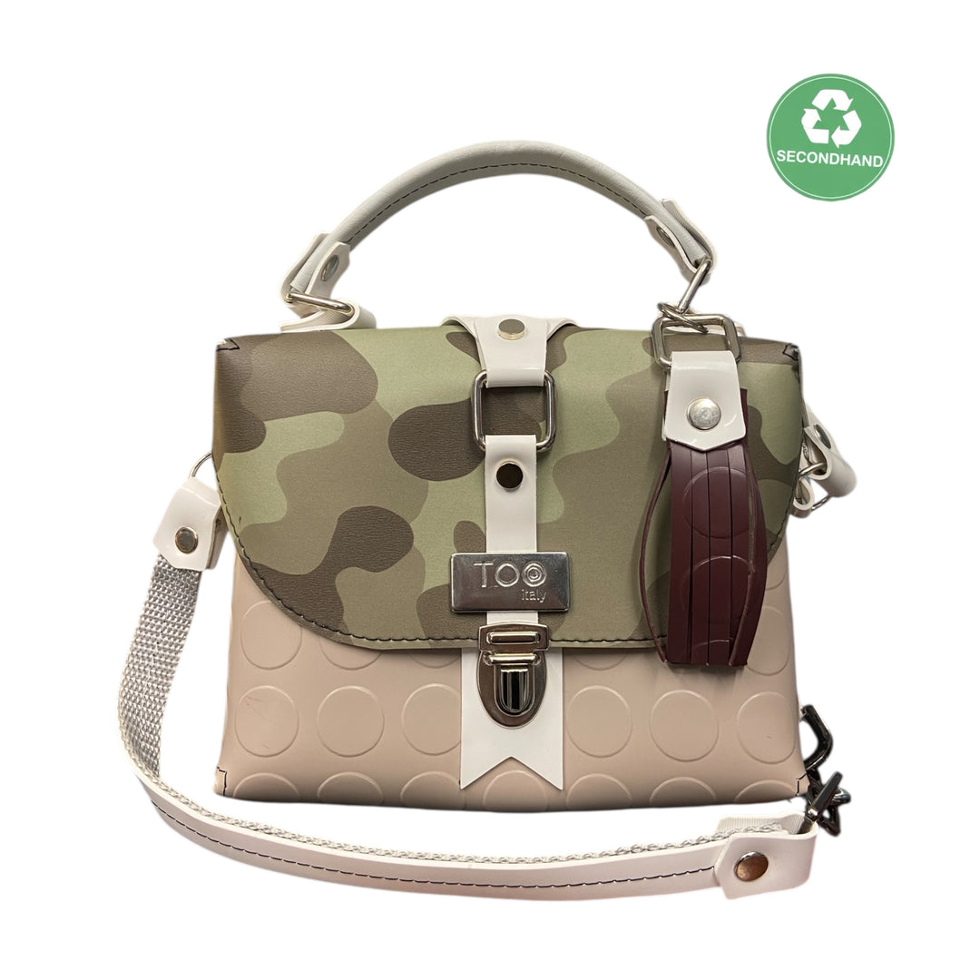 Box Militare è una box dal design strutturato che unisce l’anima strong del camouflage a dettagli chiari che la rendono originale e contemporanea.