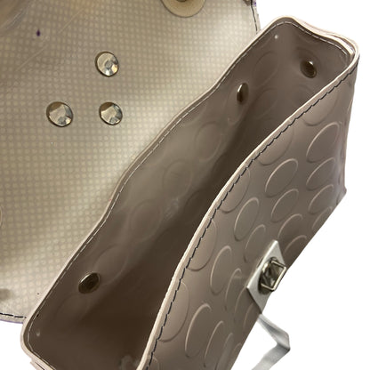 Box Militare è una box dal design strutturato che unisce l’anima strong del camouflage a dettagli chiari che la rendono originale e contemporanea.