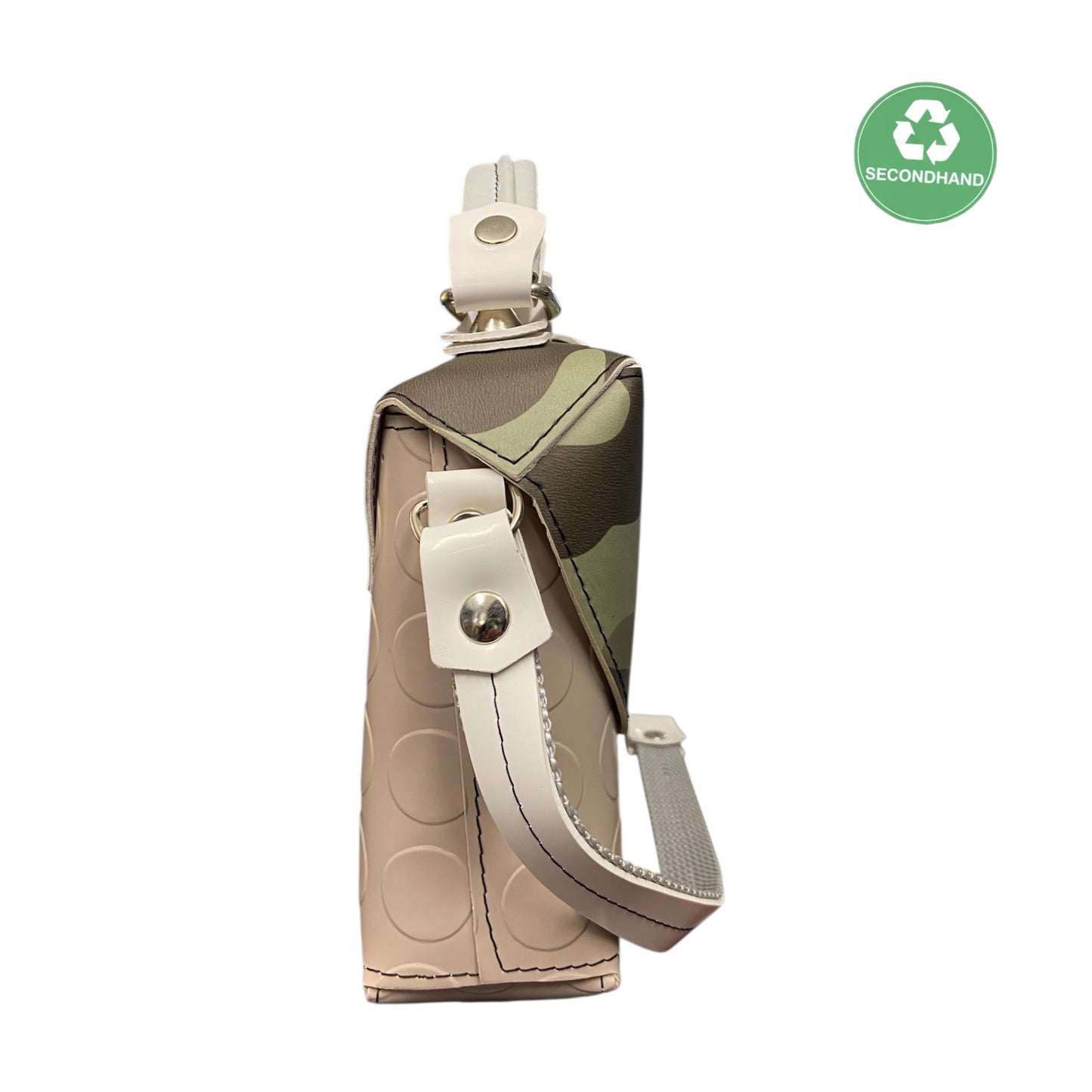 Box Militare è una box dal design strutturato che unisce l’anima strong del camouflage a dettagli chiari che la rendono originale e contemporanea.