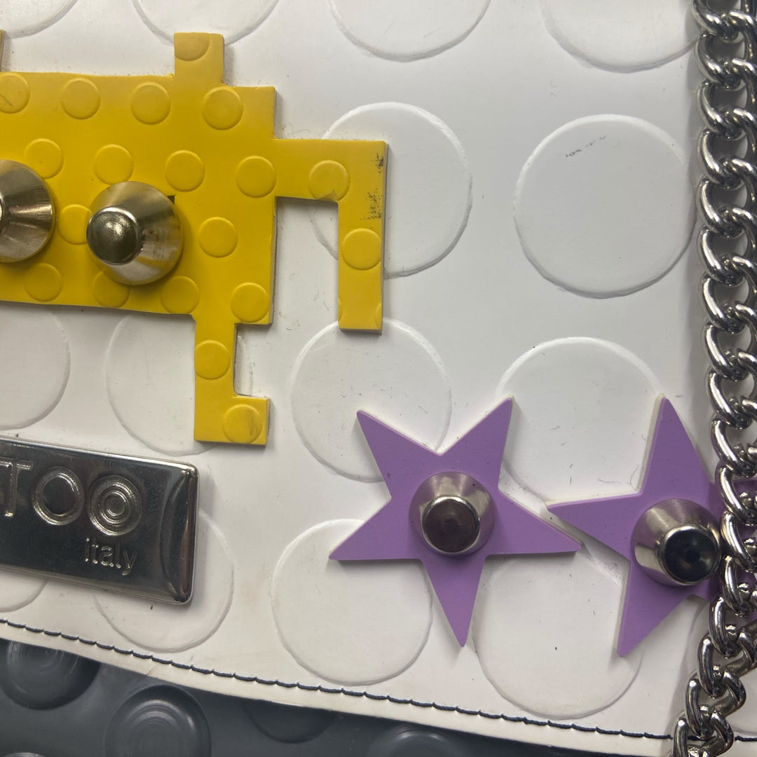 Box Pac-Man è una box dal carattere pop che richiama l’estetica arcade attraverso decori iconici e colori a contrasto