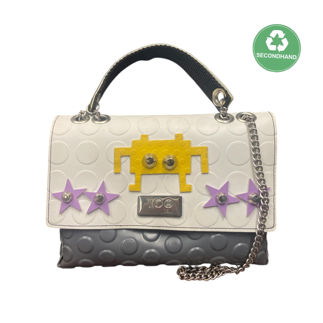 Box Pac-Man è una box dal carattere pop che richiama l’estetica arcade attraverso decori iconici e colori a contrasto