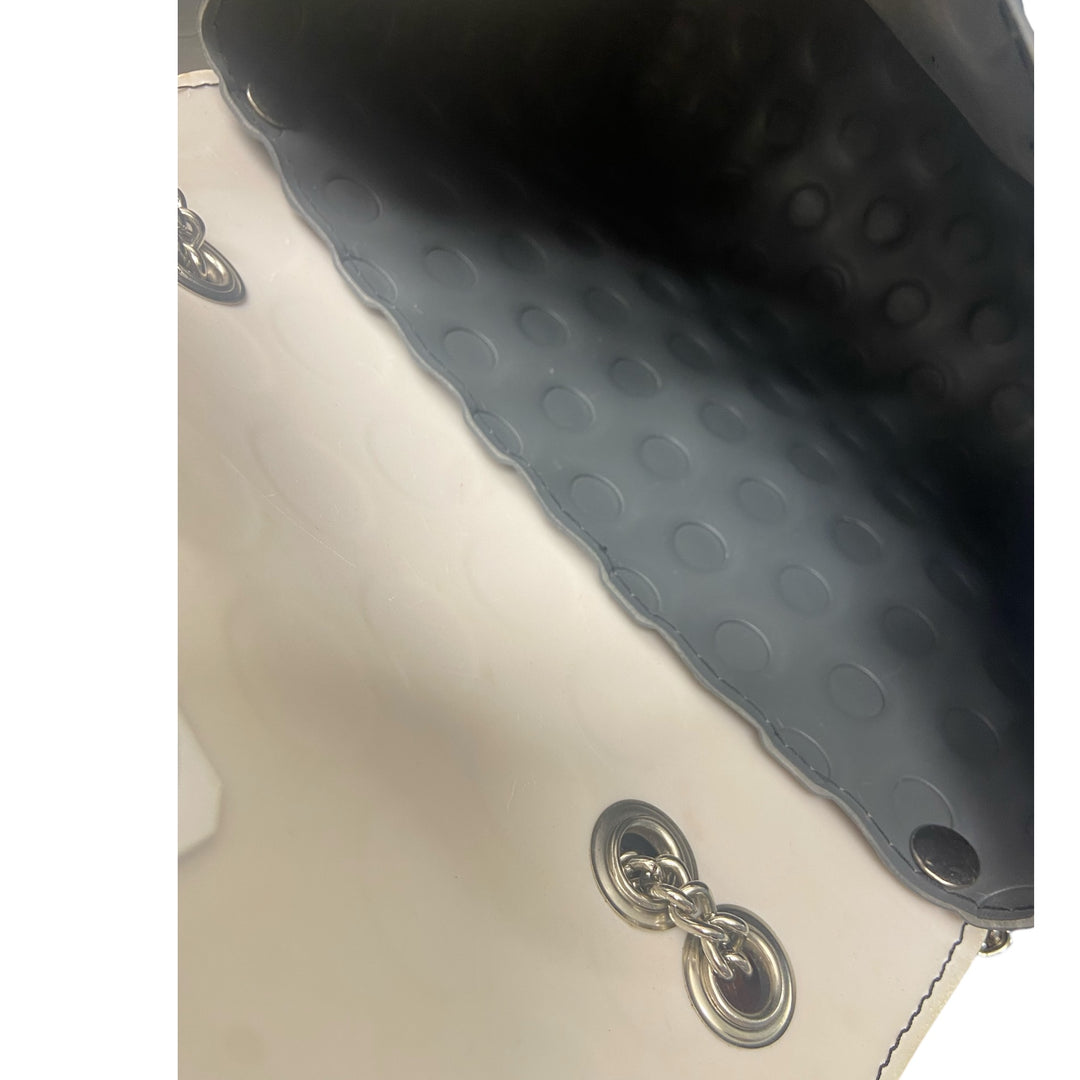 Box Pac-Man è una box dal carattere pop che richiama l’estetica arcade attraverso decori iconici e colori a contrasto