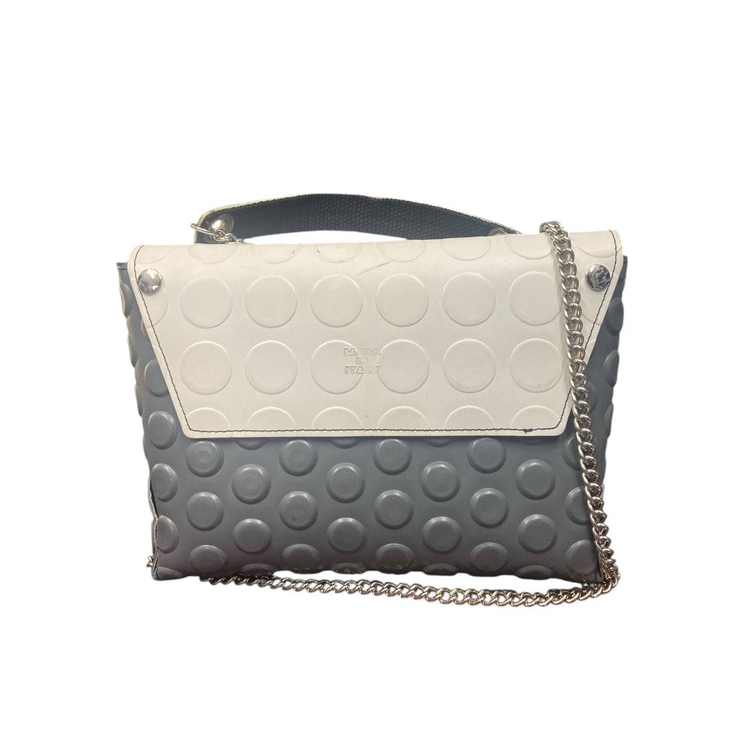 Box Pac-Man è una box dal carattere pop che richiama l’estetica arcade attraverso decori iconici e colori a contrasto