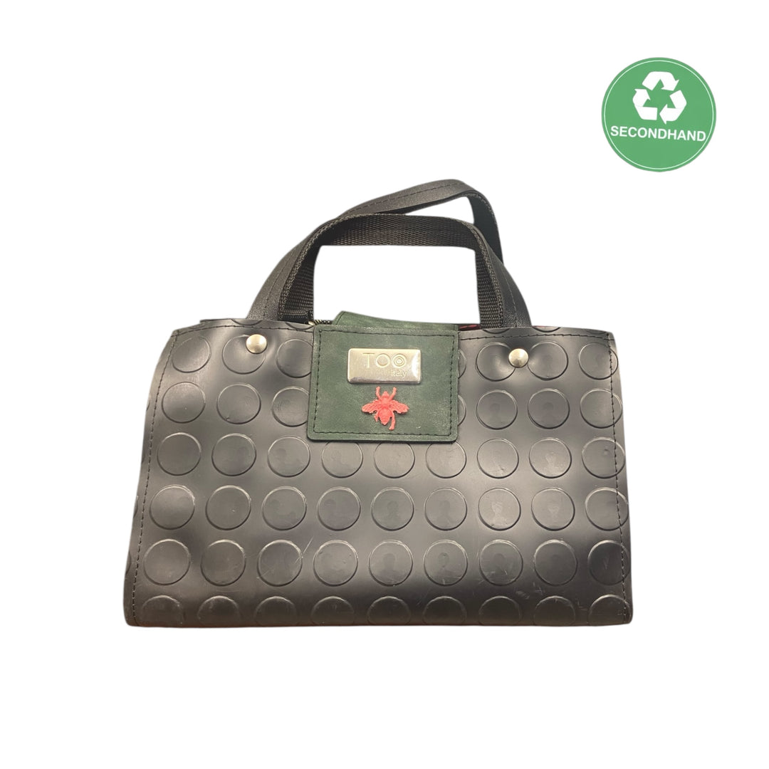 Lady Mini Ape è una mini bag che racchiude tutta l’identità TOOitaly.