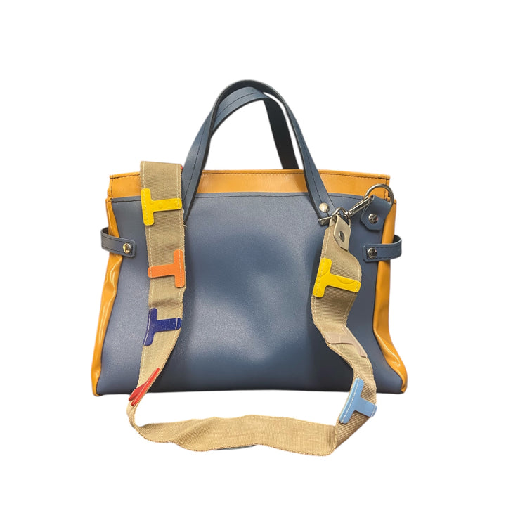 Elegante, trasformabile e dal design senza tempo, la Timeless è una borsa iconica TOOitaly pensata per adattarsi al tuo stile e alle tue esigenze. Qui in versione pre-loved