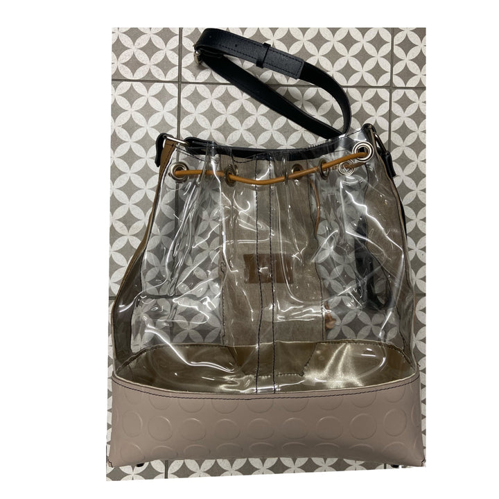 Essenziale, contemporaneo e dal forte carattere grafico, il Secchiello Riga è un modello che unisce materiali a contrasto e linee pulite. Qui in versione pre-loved