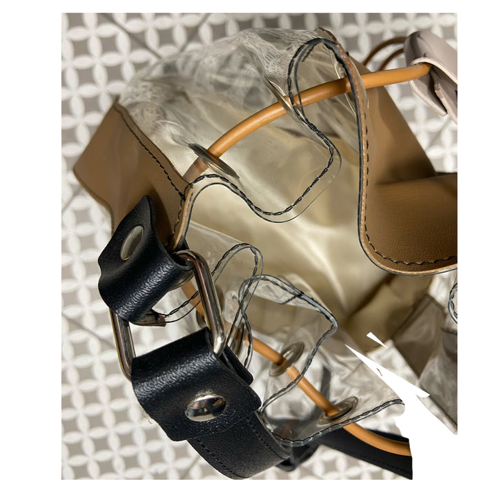 Essenziale, contemporaneo e dal forte carattere grafico, il Secchiello Riga è un modello che unisce materiali a contrasto e linee pulite. Qui in versione pre-loved