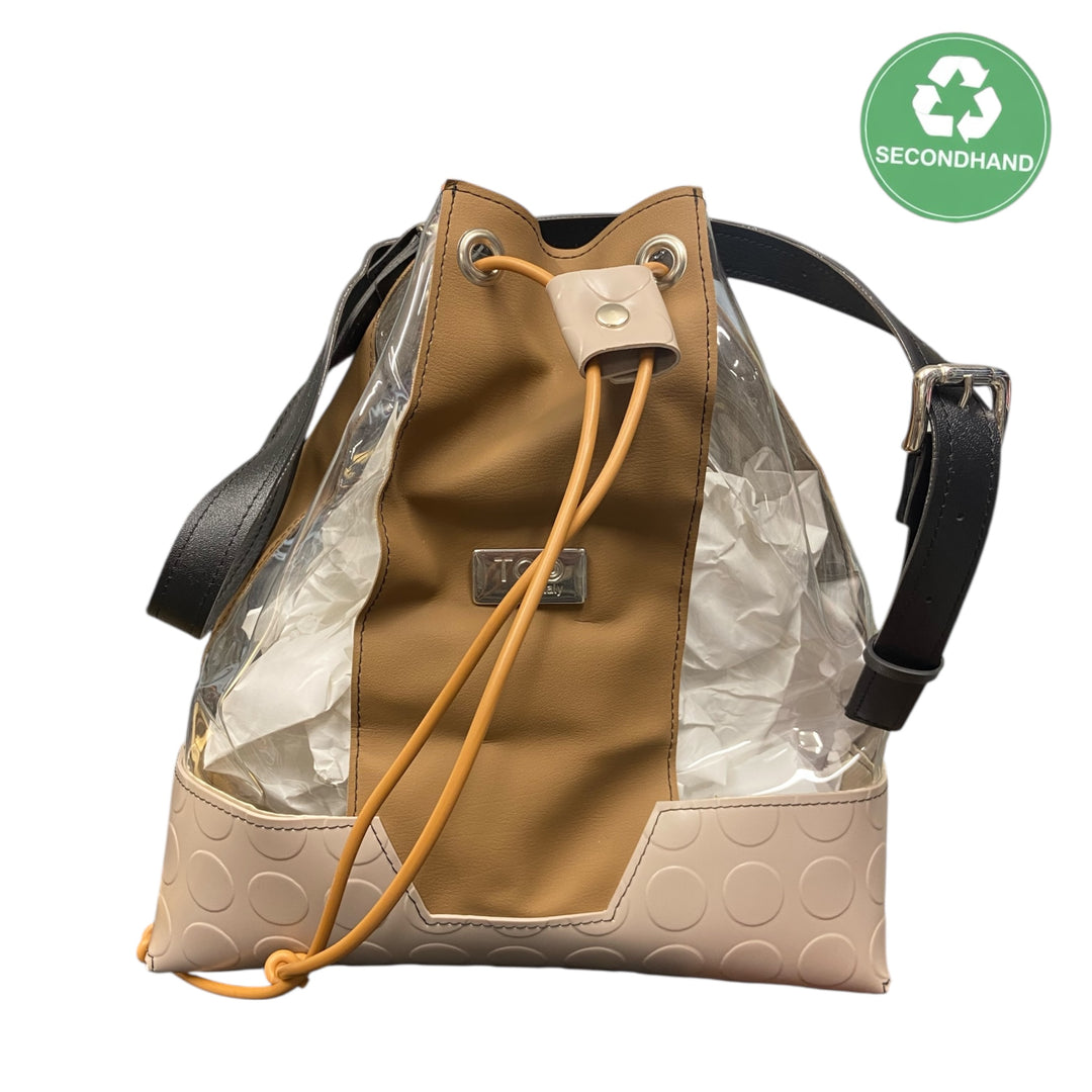 Essenziale, contemporaneo e dal forte carattere grafico, il Secchiello Riga è un modello che unisce materiali a contrasto e linee pulite. Qui in versione pre-loved