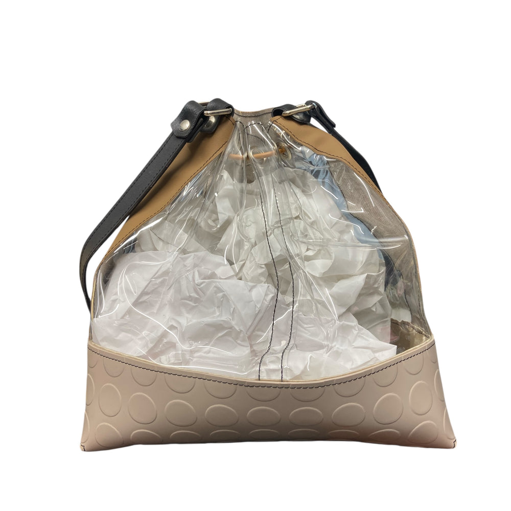 Essenziale, contemporaneo e dal forte carattere grafico, il Secchiello Riga è un modello che unisce materiali a contrasto e linee pulite. Qui in versione pre-loved