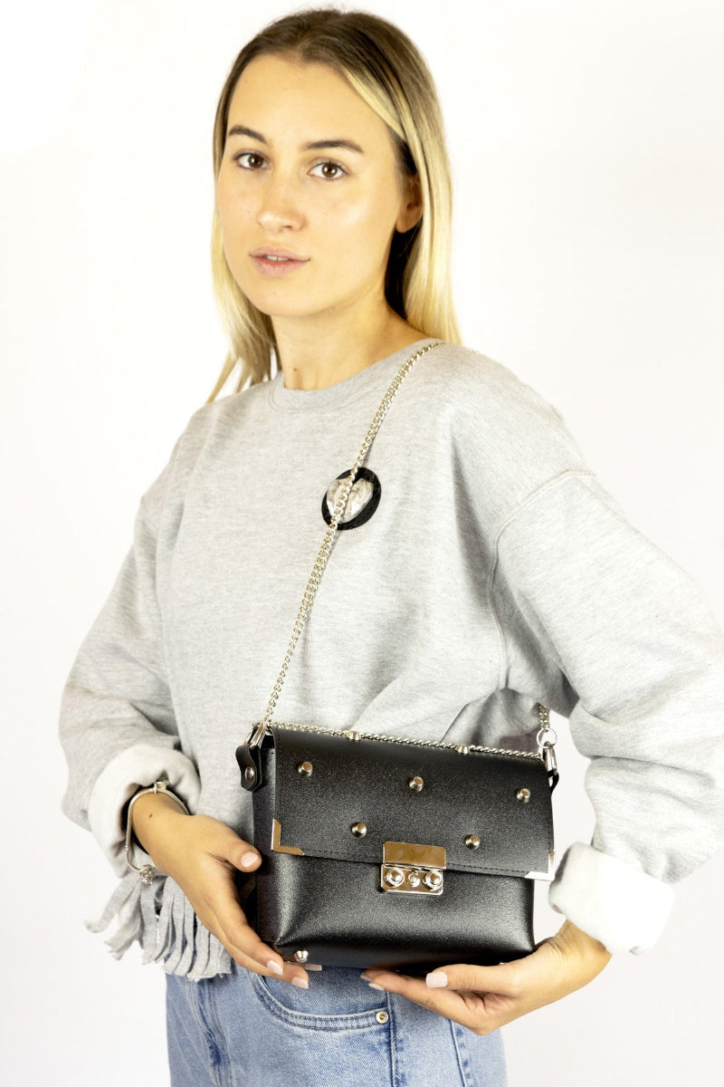 Box borsa rigida a tracolla in PVC satinato cruelty-free vegan nero rock con borchie chiusura a tuc e catena