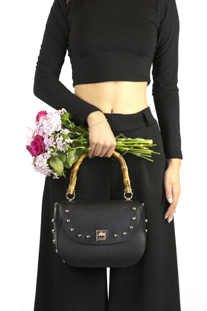Box borsa a mano e tracolla in PVC satinato cruelty-free vegan nero rock con borchie, chiusura a girello e manico in bamboo